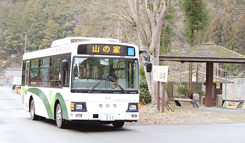 山の家行バスが到着