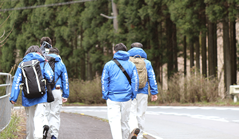 目的地へ向かい歩き出すチームマイコハン